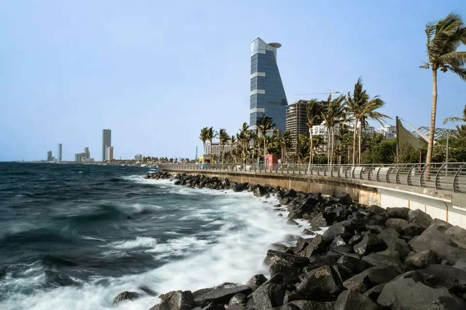 أمواج تتكسر على كورنيش جدة وقت الغروب