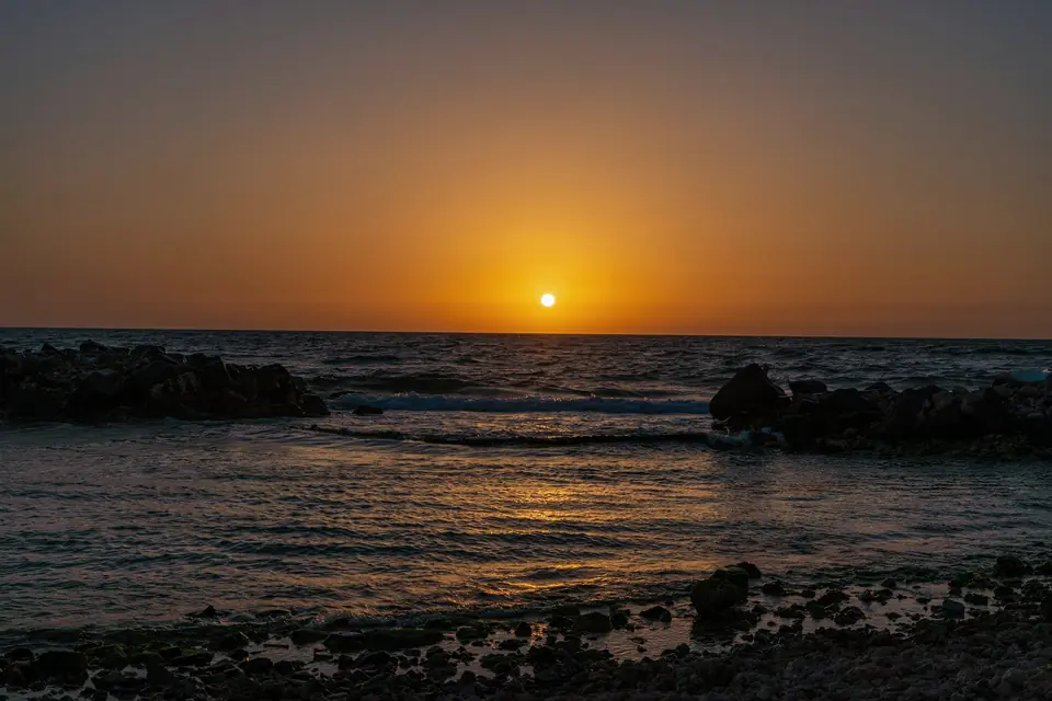 غروب فوق البحر الأحمر قرب خليج سلمان، شمال جدة